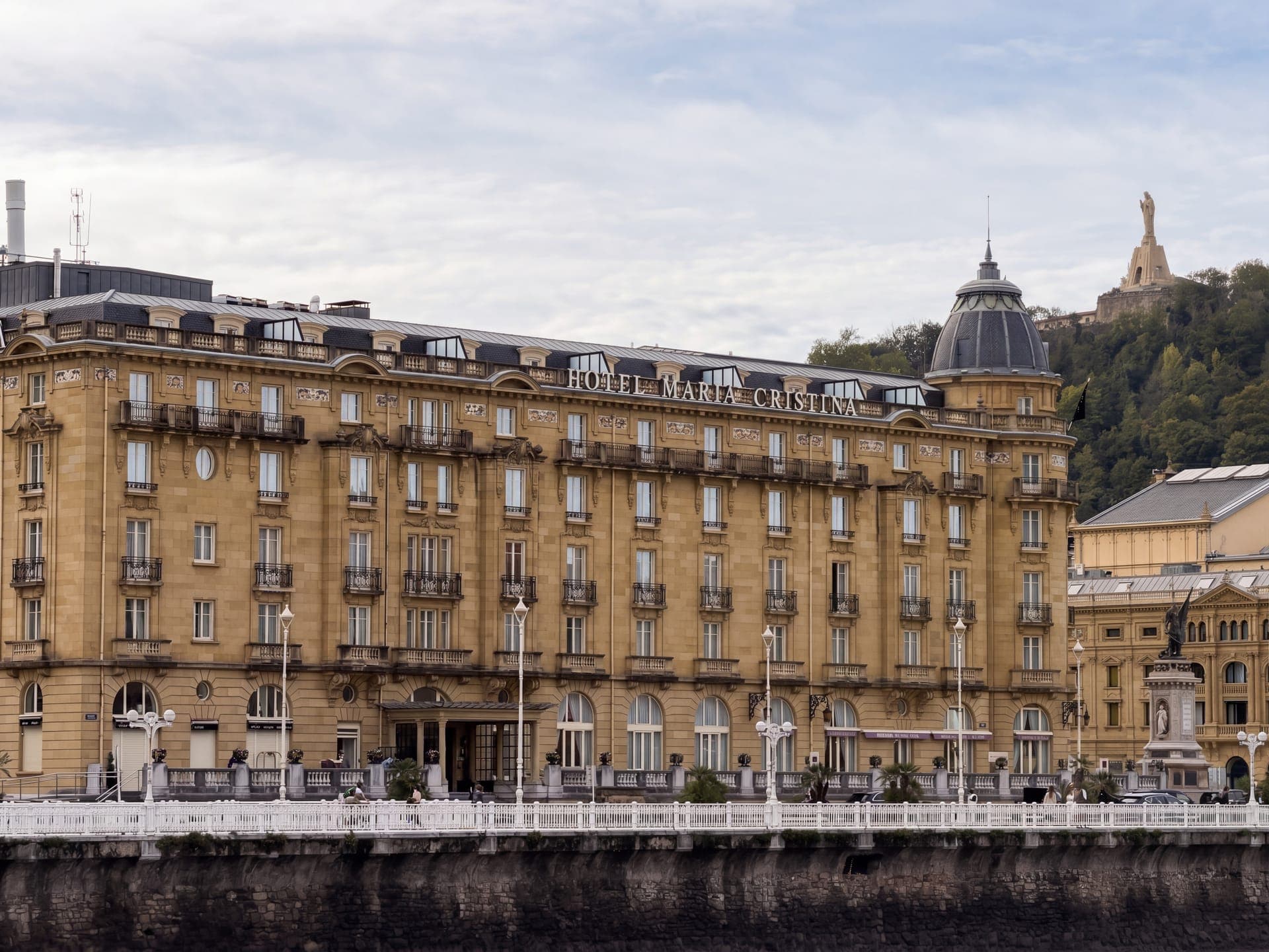 Hotel María Cristina junto al río Urumea y el monte Urgull, en San Sebastián