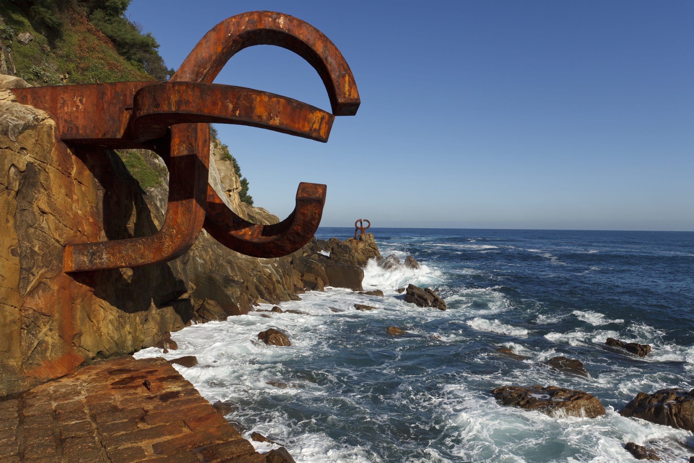 Escultura del Peine del Viento frente al mar en San Sebastián