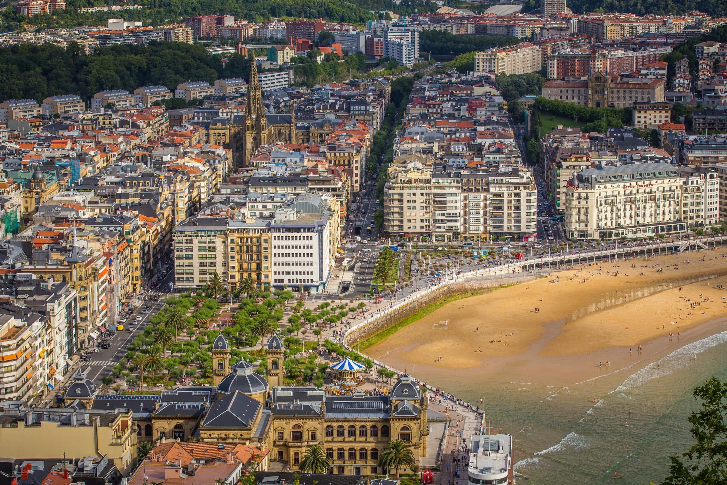 Vista aérea de la playa de La Concha y el centro de San Sebastián